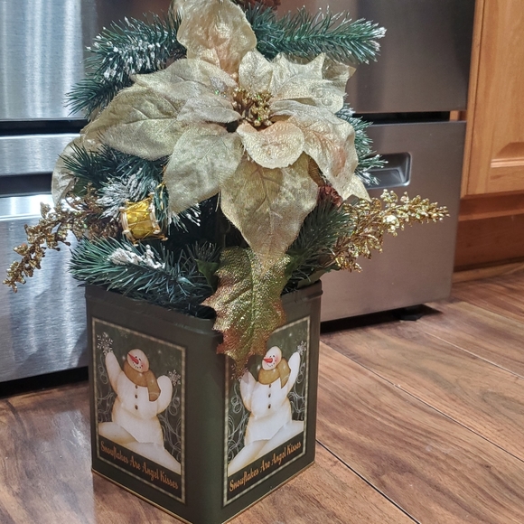 Handmade Christmas Floral, "Snowflakes Are Angel Kisses"! - Picture 6 of 6